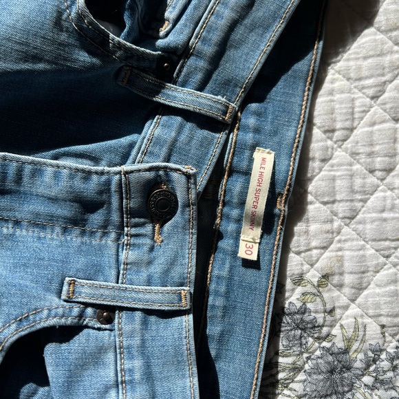 Levi’s “Mile High Super Skinny” Light Wash Distressed Jeans Size 30 - Picture 4 of 5
